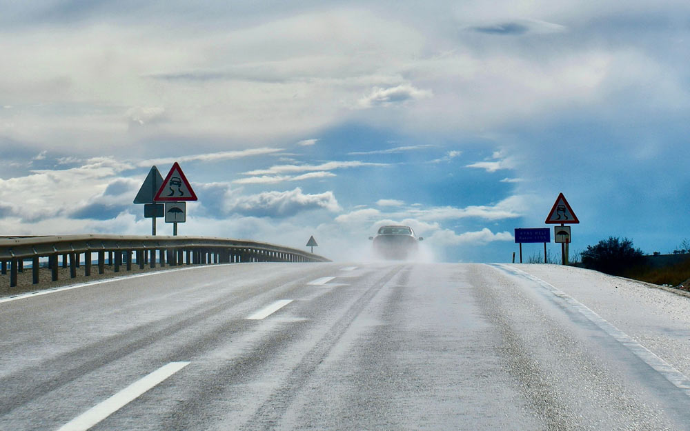 Auto in Lontananza dopo il Temporale